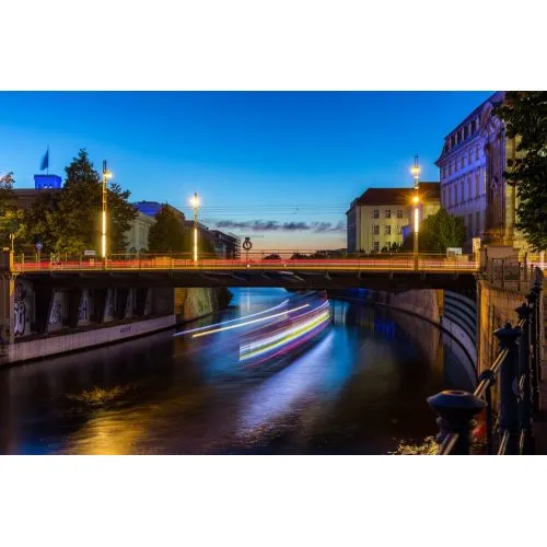 Sandkrug Köprüsü Berlin Mitte Posteri Sandkrug Köprüsü Berlin Mitte Posteri, şehrin merkezinde bulunan ünlü bir