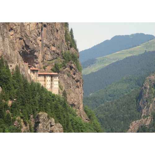 Sümela Manastırı Posteri Sümela Manastırı Posteri, doğal güzellikleri ve tarihi atmosferiyle dikkat çeken bir manzarayı