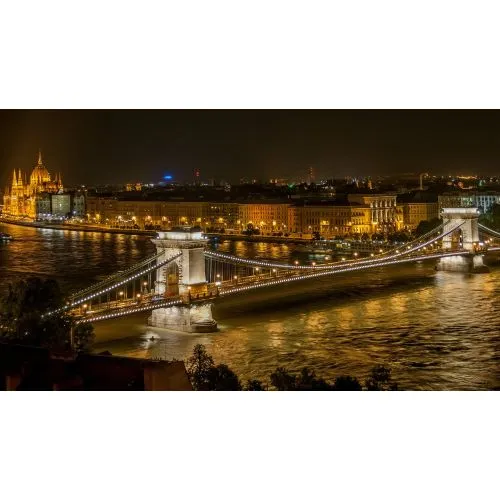 Budapeşte Zincir Köprü Posteri Budapeşte Zincir Köprüsü, Tuna Nehri üzerinde bulunan ve şehre giriş yaparken muhteşem