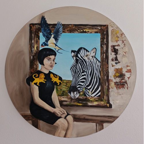 Zebra, Kız Ve Kırlangıç, Merve Özbek Resmin merkezinde pencereden kafasını uzatmış zebra figürü vardır. Zebra dengeyi